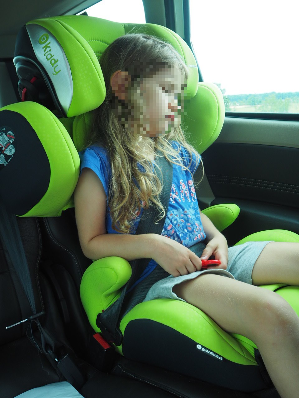 En voiture avec le siège auto bouclier Kiddy GuardianFix 3 - Les Perles de  Maman